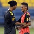 /album/galeria-de-fotos-pagina-inicial1/ronaldinho-gaucho-e-neymar-trocam-afagos-durante-o-treino-da-selecao-brasileira-nesta-terca-1289930290562-300x300-jpg/